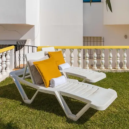 Sunny Oura By Alzira Lejlighed