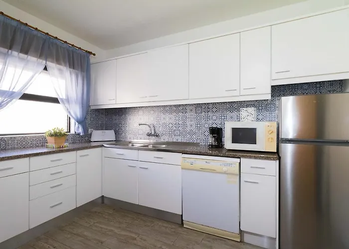 Sunny Oura By Alzira Lejlighed