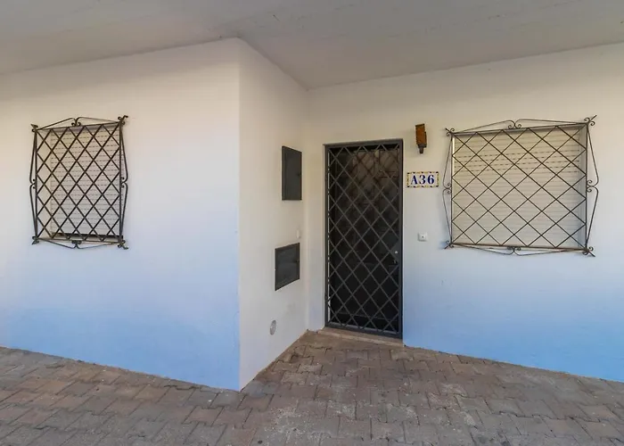 Sunny Oura By Alzira Lejlighed