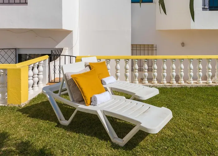 Sunny Oura By Alzira Lejlighed